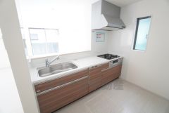 対面式キッチンなのでリビングにいるご家族とコミュニケーションを取りながら洗い物や、お料理が楽しめそうですね＾＾