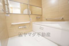 1日の疲れを癒すくつろぎのバスルーム。足を伸ばしてもゆったりと入れるサイズです。お子様と一緒にお風呂に入っても狭くないですね＾＾