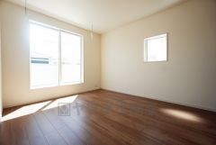 バルコニーに面した7帖の洋室です。