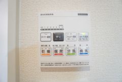 雨の日の洗濯も安心できる浴室暖房乾燥機付き浴室。リモコンで操作もボタン1つで簡単です。