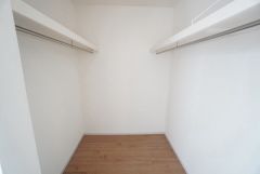収納力豊富なウォークインクローゼット。洋服や小物などを1箇所にまとめて美しい収納を実現します。スーツケースのような大型の荷物も置けます＾＾