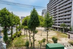 バルコニーからの眺望です。日当たり・風通し良好、緑豊かな隣の公園を楽しむことができます。