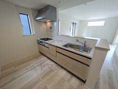 対面式キッチンなのでリビングにいるご家族とコミュニケーションを取りながら洗い物や、お料理が楽しめそうですね＾＾ 