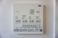 同仕様写真。 浴室暖房乾燥機には、暖房、乾燥、涼風、換気の4つの機能が付いています。タイマー付きです。換気・雨の日の洗濯も安心です＾＾