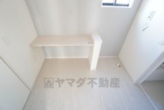 脱衣スペースも広々と確保されていて嬉しいですね＾＾スタンディカウンター付きで衣類やタオルの収納スペースを確保。