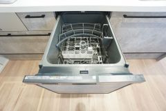 炊事時間を大幅に短縮できる食器洗浄乾燥機付き＾＾食器を洗う手間が減るので家族とのコミュニケーションの時間や自分の時間が増えますね。