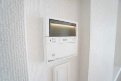 キッチン横からお湯張り、追い炊き、足し湯がボタン一つで楽々操作できる給湯機リモコンです。忙しい夕飯準備の時間帯に重宝しますね。