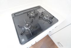 複数の調理を一度に行うことができる3口コンロ。効率よくお料理が出来ます。毎日のお料理も楽しくなりますね＾＾