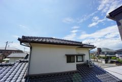 目の前に日差しを遮る建物がないので、日当たり＆風通し良好です＾＾心地よい自然の光や風を感じることができ、ほどよく開放感のある空間がつくれます。