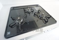 3種類の料理が同時に調理できる、3口ガスコンロ。忙しい夕食の支度時間が短縮できて効率よくお料理が楽しめます。