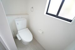温水洗浄機付トイレです。節水機能もあるので、安心して使えますね。もちろん、1階2階の2ヶ所にトイレがあるので、忙しい朝にもゆとりができますね。