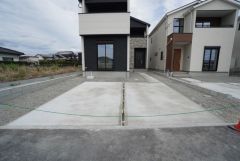 駐車スペースはゆとりある2台分を確保。マイカー用に、お客さま用に、余裕を持ってご利用いただけます。