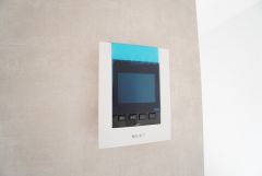 防犯はもちろん、セールスマン対策にもなるモニター付きインターホンです。 来訪者の顔が見えるので安心ですね＾＾