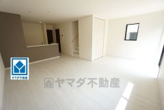 19帖。家族が集まる開放的なリビング。思い思いの時間を過ごしたり食事をしたり、素敵な団らんの場になりますね。