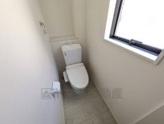 1階2階の2ヶ所にトイレがありますので、忙しい朝にも家族に気を使わず、ゆとりが生まれますね＾＾ 小窓付きで換気する時に便利です＾＾