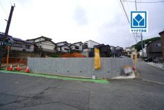 角地＾＾東月隈小学校、目の前＾＾西鉄バス「浦田」歩9分。博多駅行＾＾