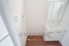 ランドリースペース上部には窓も付いており換気に便利です＾＾