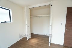 収納量たっぷりのクローゼット付です。ハンガーパイプ付で散らかりがちな洋服類もきれいに整理できます＾＾