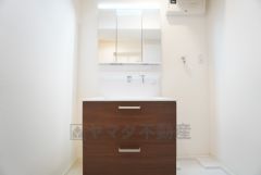 三面鏡裏収納付き洗面化粧台です＾＾ 歯磨きセットやスキンケア用品などの収納に便利ですね。