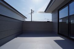 広々とした日当たりの良いバルコニーです。お洗濯やお布団干しはもちろん、日光浴スペースにも＾＾