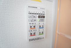 雨の日の洗濯も安心できる浴室暖房乾燥機付き浴室。リモコンで操作もボタン1つで簡単。