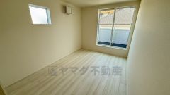 主寝室としてお使いいただけそうなこちらのお部屋は、日当たりが良く、爽やかな風を感じて起きる朝は、快適生活の始まりに。