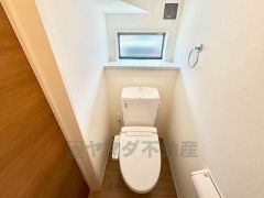 温水洗浄機付トイレです。節水機能もあるので、安心して使えますね。もちろん、1階2階の2ヶ所にトイレがあるので、忙しい朝にもゆとりができますね。