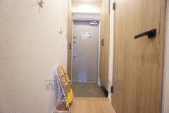 たっぷり収納できるシューズボックスです。家族全員の靴がきれいに整頓できます。棚の上にお花や写真を飾っても良いですね。