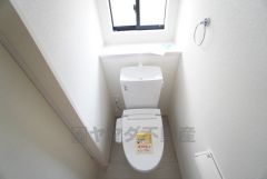 1階2階の2ヶ所にトイレがありますので、忙しい朝にも家族に気を使わず、ゆとりが生まれますね＾＾ 小窓付きで換気する時に便利です＾＾