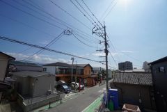2階バルコニーからの眺望です。前面に遮るものがなく景色を一望できます。日当たり良好。お洗濯物が良く乾きます。