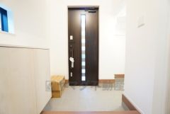 採光も考えられた明るい玄関です。たっぷり収納できるシューズボックス付きなので、家族全員の靴がきれいに整頓できます。