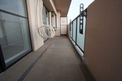 リビングから出入りのできるバルコニーは、日当たり良好です。お洗濯物も気持ちよく干せそうです。