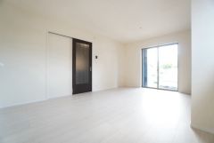 大きな窓のあるリビングは、陽光あふれる明るい空間です。居心地良く、ご家族皆がゆったり寛げる憩いの空間となりそうです。