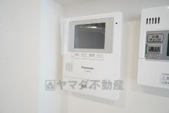 防犯はもちろん、セールスマン対策にもなるモニター付きインターホンです。 来訪者の顔が見えるので安心ですね＾＾