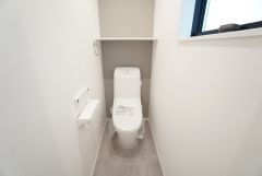 1階2階の2ヶ所にトイレがありますので、忙しい朝にも家族に気を使わず、ゆとりが生まれますね＾＾ 小窓付きで換気する時に便利です＾＾ 