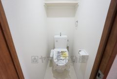 温水洗浄機付トイレです。節水機能もあるので、安心して使えますね。