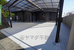 駐車スペースはゆとりある3台分を確保。マイカー用に、お客さま用に、余裕を持ってご利用いただけます＾＾ カーポートで大切なお車を雨風から守れますね。 