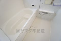 1日の疲れを癒すくつろぎのバスルーム。足を伸ばしてもゆったりと入れるサイズです。お子様と一緒にお風呂に入っても狭くないですね^^