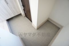 玄関にはシューズBOXとは別に土間収納を設けています。普段靴はもちろん傘立てやお子様の遊び道具なども整理できます。