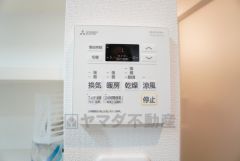 浴室暖房乾燥機には、暖房、乾燥、涼風、換気の4つの機能が付いています。タイマー付きです。換気・雨の日の洗濯も安心です＾＾