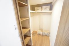 寝室にはハンガーパイプ付きのウォークインクローゼット、可動棚タイプ収納が設けられています。たっぷり収納できるので衣替えの心配もいりませんね＾＾ 