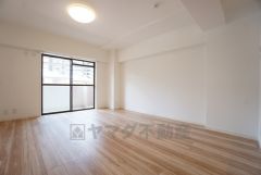 大きな掃き出し窓のあるリビングは、陽光あふれる明るい空間です。ゆったりと寛げる憩いの場となりそうです。