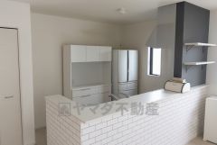 窓から光が差し込む明るいダイニングです＾＾ キッチン横にはパントリー付き。 