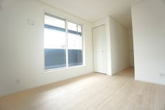主寝室としてお使いいただけそうなこちらのお部屋は、日当たりが良く、爽やかな風を感じて起きる朝は、快適生活の始まりに。