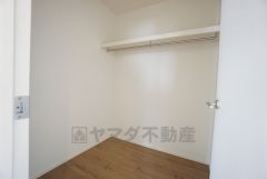 2階廊下に居室から独立したファミリークローク付き。ご家族の衣類や荷物をまとめて収納できます＾＾適切な場所に配置することで生活動線を短くし、家事効率も高まりますね＾＾