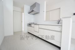 対面式キッチンなのでリビングにいるご家族とコミュニケーションを取りながら洗い物や、お料理が楽しめそうですね＾＾