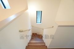 お子様も高齢の方も安心して上り下りができる手摺がついた安心設計です。