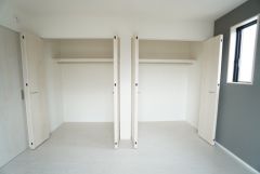 寝室にはハンガーパイプ付きのダブルクローゼットが設けられています。たっぷり収納できるので衣替えの心配もいりませんね＾＾