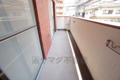 南向きで陽当たりの良いバルコニーです。お洗濯やお布団干しはもちろん、日光浴スペースにも＾＾ 東側にもバルコニーあり＾＾風通し良好＾＾ 