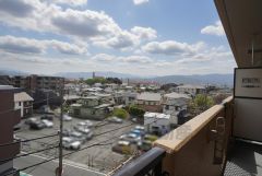 バルコニーからの眺望です。 目の前を遮る建物がないので見晴らしがいいですね＾＾ 晴れた日には遠くに山が見えます＾＾ 